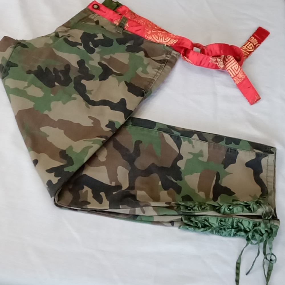 ♥️E89 camo capris With lace up sides and back